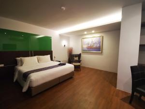 Postel nebo postele na pokoji v ubytování Mandy Nok Hotel