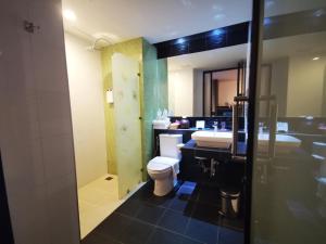 Kamar mandi di Mandy Nok Hotel