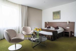 Postel nebo postele na pokoji v ubytování Rija VEF Hotel with FREE Parking
