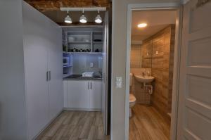 シオーフォクにあるCaesar Apartments & Roomsの小さなバスルーム(トイレ、シンク付)