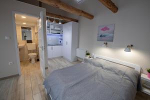 Posteľ alebo postele v izbe v ubytovaní Caesar Apartments & Rooms