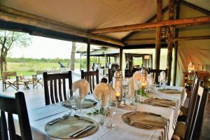 einen Tisch für eine Mahlzeit in einem Safari-Zelt in der Unterkunft Rhino Walking Safaris in Skukuza