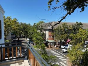 een balkon met uitzicht op een straat met auto's bij Lemon Rind - 205 Oude Hoek in Stellenbosch