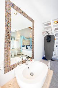 Phòng tắm tại Lindos View Hotel