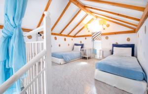 Giường trong phòng chung tại Lindos View Hotel