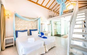 Giường trong phòng chung tại Lindos View Hotel