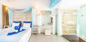 Giường trong phòng chung tại Lindos View Hotel