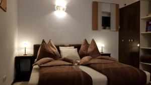 1 dormitorio con 1 cama con 2 almohadas en Ferienwohnungen Klimbacher, en Sankt Andrä