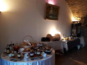 una mesa con un montón de comida. en Auberge de la Couronne, en Lablachère