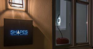 Televízia a/alebo spoločenská miestnosť v ubytovaní Shapes Luxury Suites