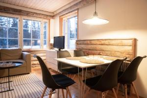 een woonkamer met een tafel en stoelen bij Holiday Home Etelärinne E - Ruka Jurmuntie 10 in Kuusamo