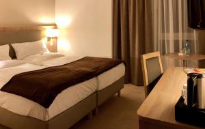 a hotel room with a bed and a table at Hotel Wetzlarer Hof in Wetzlar