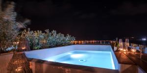 Bazén v ubytovaní Shapes Luxury Suites alebo v jeho blízkosti