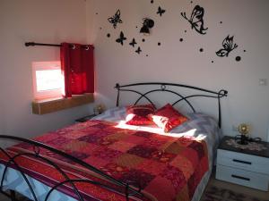 A bed or beds in a room at Villa Nefeli
