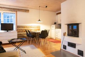 een keuken en een woonkamer met een tafel en stoelen bij Holiday Home Etelärinne E - Ruka Jurmuntie 10 in Kuusamo