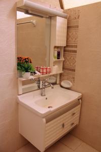 La salle de bains est pourvue d'un lavabo et d'un miroir. dans l'établissement Safari Dunes Camp, à Ḩawīyah