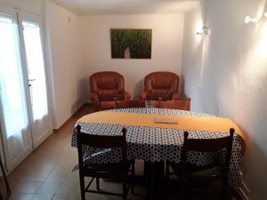 ein Esszimmer mit einem Tisch und 2 Stühlen in der Unterkunft La villa in Le Vigan