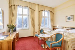 Giường trong phòng chung tại Hotel Sirius
