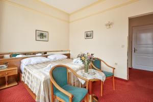 Giường trong phòng chung tại Hotel Sirius