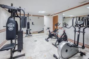 siłownia z bieżniami i rowerami treningowymi w pokoju w obiekcie Vivienda Vacacional Los Gigantes w mieście Santiago del Teide