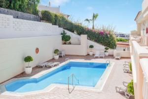 basen na dziedzińcu z budynkiem w obiekcie Vivienda Vacacional Los Gigantes w mieście Santiago del Teide