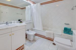 łazienka z umywalką, wanną i toaletą w obiekcie Vivienda Vacacional Los Gigantes w mieście Santiago del Teide