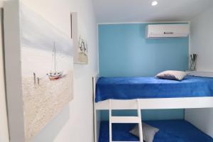 een kleine slaapkamer met een stapelbed en een ladder bij Beautiful Holiday Apartment “casa Susanna Deluxe A Otranto” With Wi-fi & in Otranto