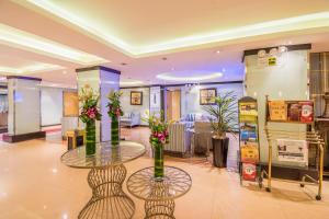 a lobby with a table with flowers on it at Nawarah Al Takhassusi in Riyadh