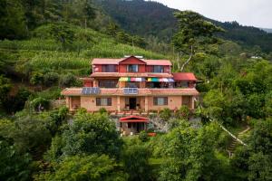una casa sul fianco di una collina di Shivapuri Heights Cottage a Kathmandu