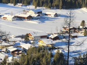 eine Luftansicht eines Dorfes im Schnee in der Unterkunft Auenhof in Gschnitz