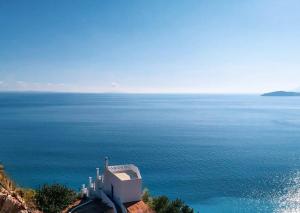 een luchtzicht op de oceaan en een gebouw bij Muses seaside Villas in Paralion astros