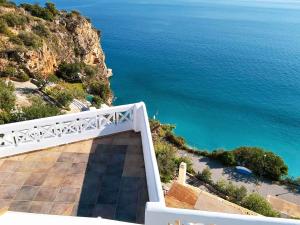 een balkon met uitzicht op de oceaan bij Muses seaside Villas in Paralion astros