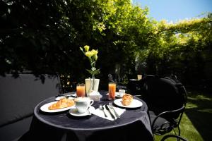 una mesa negra con platos de comida. en Hotel Cavallino Bianco, en Cavallino-Treporti