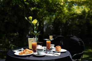 una mesa negra con platos de comida. en Hotel Cavallino Bianco, en Cavallino-Treporti