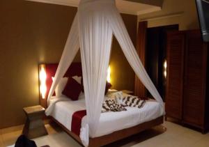 ein Schlafzimmer mit einem Himmelbett in der Unterkunft Villa di Amed in Amed