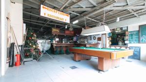ein Geschäft mit Billardtisch und Weihnachtsbaum in der Unterkunft RedDoorz Plus Lagoon Resort Zambales in Olongapo