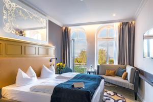 Postel nebo postele na pokoji v ubytování SEETELHOTEL Ostseehotel das Entdeckerhotel an der Ostsee und der perfekte Startpunkt für Ihre Inselabenteuer