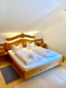 Postel nebo postele na pokoji v ubytování Gutshof zum Schluxen