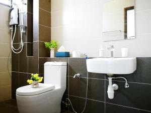 a bathroom with a toilet and a sink at Desaru Waterpark / Desaru Beach / Desaru Coast / Desaru Fruit Farm in Kangkar Chemaran +36 photos
