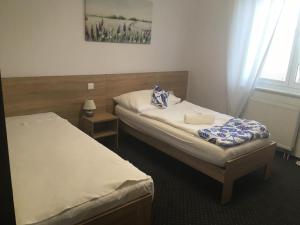 Zimmer mit 2 Betten und einem Fenster in der Unterkunft MOTOREST-PENSION U HRACHŮ,s.r.o. in Klatovy