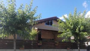 SorripasにあるCasa Val-Tenaの前に木が2本ある家