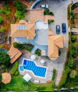 uma vista aérea de uma casa com piscina em Villa Marata em Kokkíni Khánion