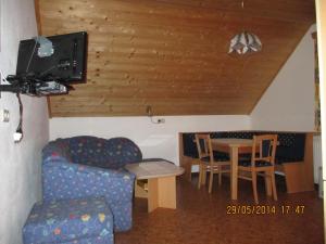 sala de estar con sofá y mesa en Ferienwohnung A 55 m2, en Lachtal