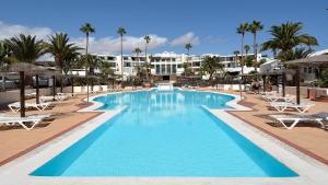 Bazén v ubytování Loft Diamond Costa Teguise with Pool nebo v jeho okolí