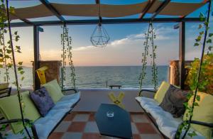 - une balançoire couverte avec vue sur l'océan dans l'établissement Agoulos Beach Hotel, à Argassi