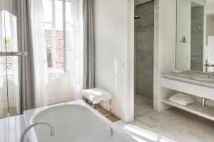 Koupelna v ubytování Hôtel de Tourrel, Saint Rémy de Provence, a Member of Design Hotels