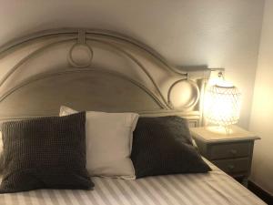 1 cama con un gran cabecero blanco y una lámpara en Preciosa Casa de diseño Valle del Este Golf Resort ideal para familias, en Vera 37 fotos más