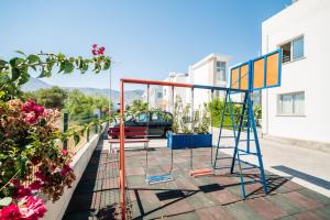 Ein Basketballkorb auf einem Bürgersteig in einer Stadt in der Unterkunft Beautiful & Quiet Two-Bedroom Apartment with Private Garden Lukomorye C1 in Kyrenia