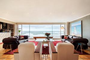 sala de estar con vistas al océano en Beach Villa Wilderness, en Wilderness