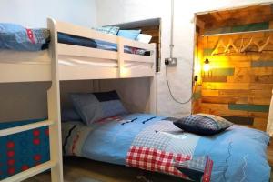 Tempat tidur susun dalam kamar di Cattle Shed Cottage